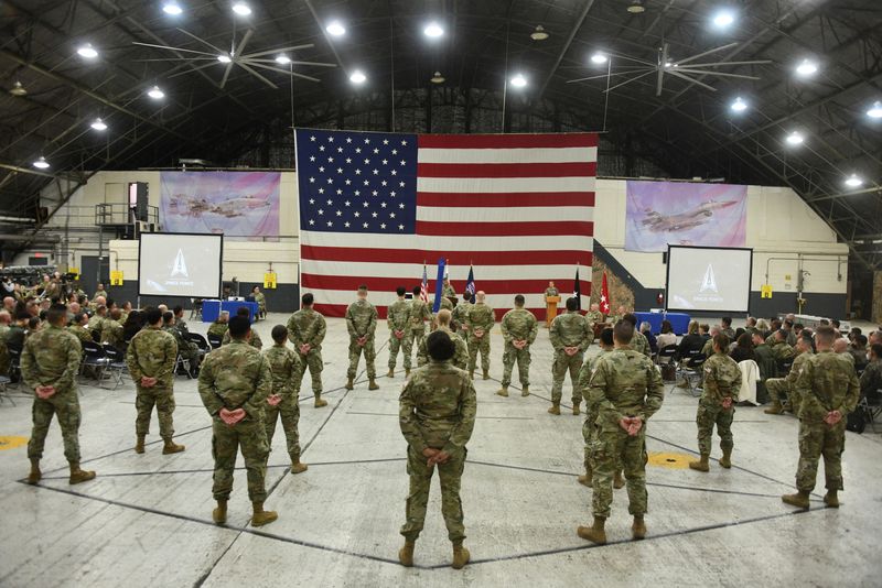 &copy; Reuters. Un grupo de soldados estadounidenses durante la ceremonia de activación de la unidad de monitoreo espacial "U.S. Space Forces Korea" en Pyeongtaek, Corea dek Sur, el 14 de diciembre de 2022. Song Kyung-Seok/Pool vía REUTERS