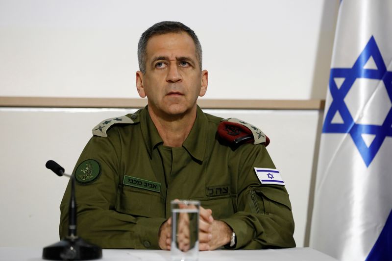 &copy; Reuters. رئيس أركان الجيش الإسرائيلي اللفتنانت جنرال أفيف كوخافي يلقي بيانا في تل أبيب في صورة من أرشيف رويترز.

