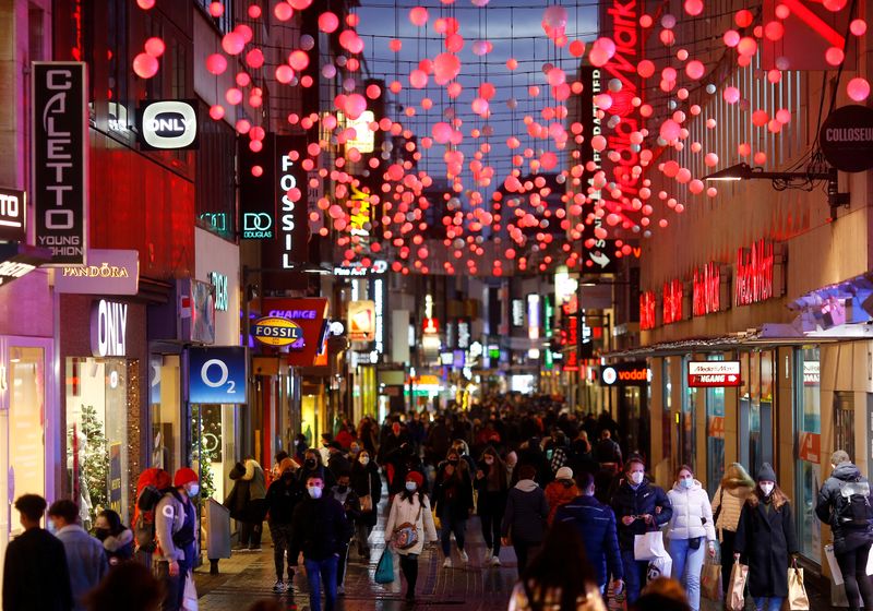 &copy; Reuters. FOTO DE ARCHIVO. Compradores caminan por la principal calle comercial Hohe Strasse en Colonia, Alemania