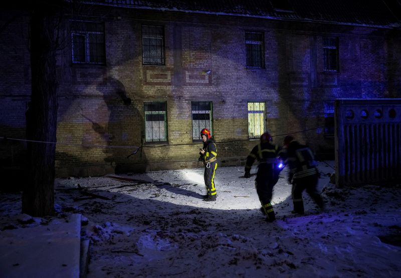 &copy; Reuters. Rescuers work at the site of a building destroyed by a Russian drone attack, as their attack on Ukraine continues, in Kyiv, Ukraine December 14, 2022. REUTERS/Gleb Garanich   