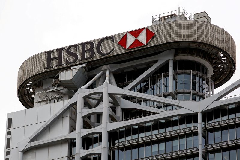 &copy; Reuters. Le logo de HSBC est visible auprès du siège dans le quartier financier de Central à Hong Kong, Chine. /Photo prise le 4 août 2020/REUTERS/Tyrone Siu
