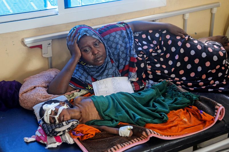 &copy; Reuters. FILE PHOTO: Somali displaced mother Binti Moalim Hassan lays beside her malnourished 3-year-old daughter Faduma in a hospital in Mogadishu, Somalia October 25, 2022. REUTERS/Feisal Omar