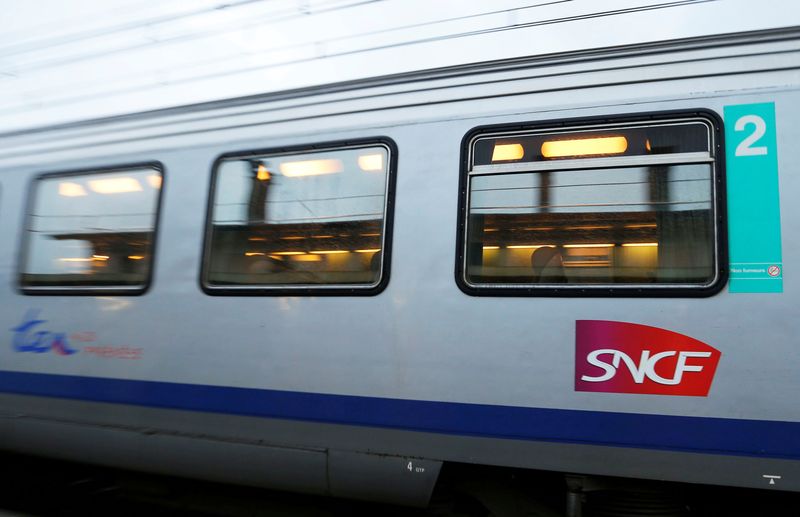 &copy; Reuters. Le logo de la SNCF est représenté sur un train arrivant à la gare SNCF de Moissac., France. /Photo prise le 20 février 2018/REUTERS/Régis Duvignau