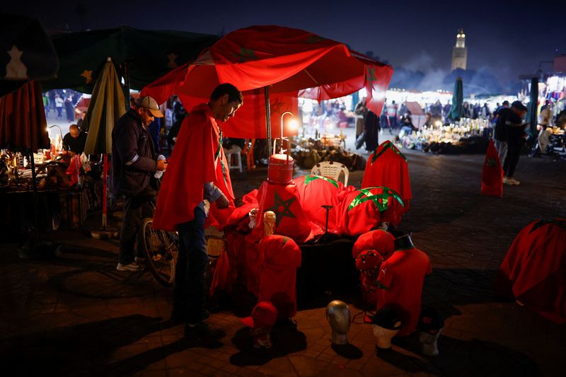 &copy; Reuters. Un vendedor en la plaza Jemaa El-Fnaa un día antes del partido de semifinales de la Copa del Mundo entre Marruecos y Francia, en Marrakech, Marruecos, 13 de diciembre de 2022. REUTERS/Juan Medina