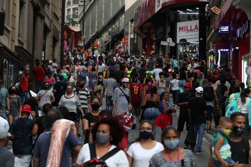 © Reuters. Consumidores fazem compras em rua comercial de São Paulo
21/12/2020
REUTERS/Amanda Perobelli