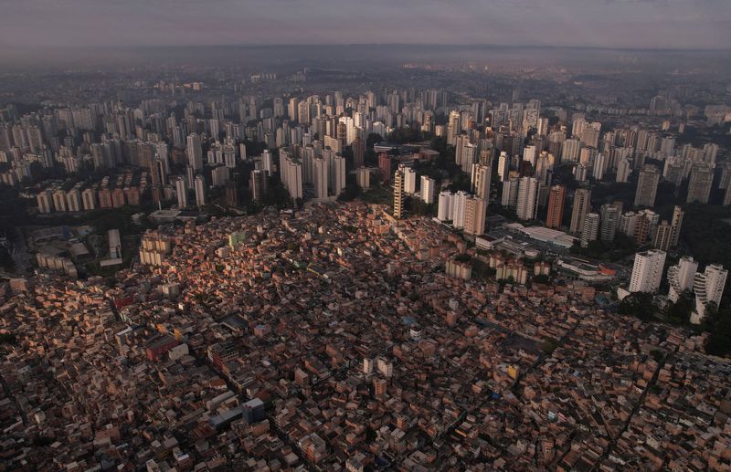 &copy; Reuters. FOTO DE ARCHIVO: Una vista aérea muestra la favela de Paraisopolis y los edificios del barrio de Morumbi en Sao Paulo, Brasil,
