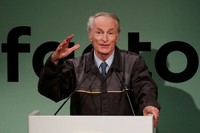 &copy; Reuters. FILE PHOTO: Renault Chairman Jean-Dominique Senard speaks during a news conference as part of a visit to present the Re-Factory, a second-hand vehicles factory, in Flins, France, November 30, 2021. REUTERS/Benoit Tessier/File Photo