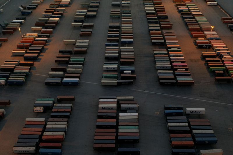 &copy; Reuters. Imagen de archivo de contenedores de transporte de carga en un patio de almacenamiento en Carson, California