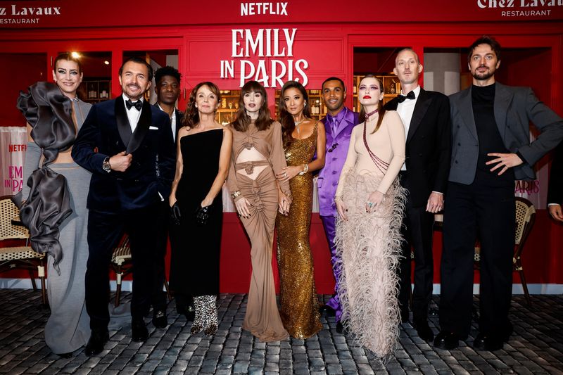 &copy; Reuters. Elenco de "Emily em Paris" na capital francesa
 6/12/2022    REUTERS/Benoit Tessier