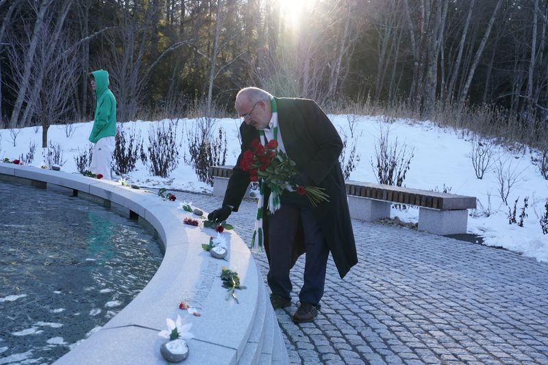 © Reuters. Dr. Anthony Salvatore, co-president of the Connecticut Federation of School Administrators lays roses on the Sandy Hook Permanent Memorial as part in a wreath laying ceremony hosted by The National Teachers Hall of Fame to mark the 10th anniversary of the shooting at Sandy Hook Elementary School in Newtown, Connecticut, U.S., December 14, 2022.  REUTERS/Michelle McLoughlin
