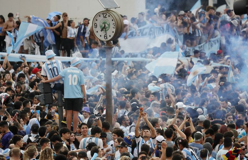 &copy; Reuters. Torcedores argentinos celebram em Buenos Aires
 13/12/2022    REUTERS/Agustin Marcarian