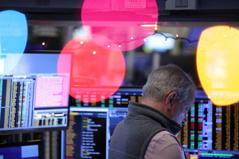 © Reuters. A trader works on the trading floor at the New York Stock Exchange (NYSE) in New York City, U.S., December 14, 2022. REUTERS/Andrew Kelly