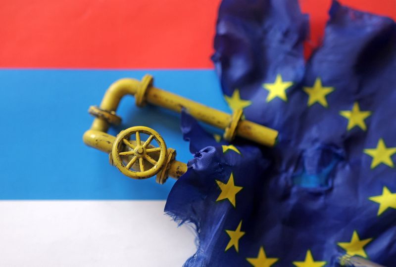 &copy; Reuters. A model of a natural gas pipeline and a torn European Union flag are placed on a Russian flag in this illustration taken September 7, 2022. REUTERS/Dado Ruvic/Illustration