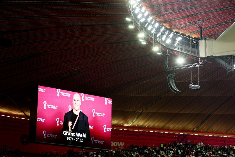 &copy; Reuters. Telão em jogo da Copa do Mundo mostra Grant Wahl
 10/12/2022    REUTERS/Lee Smith