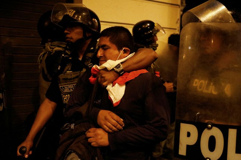 &copy; Reuters. Un manifestante es detenido por agentes de policía durante una protesta que continúa a pesar de una propuesta del Gobierno para adelantar las elecciones tras la destitución del líder peruano Pedro Castillo, en Lima, Perú. 13 de diciembre 2022. REUTER