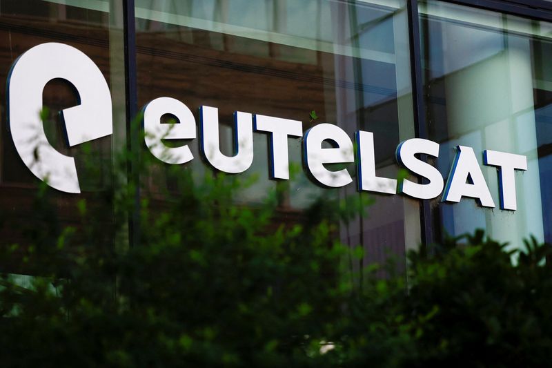 &copy; Reuters. Le logo de l'opérateur européen de satellites Eutelsat est photographié au siège de la société à Issy-les-Moulineaux. /Photo prise le 17 août 2022/REUTERS/Sarah Meyssonnier