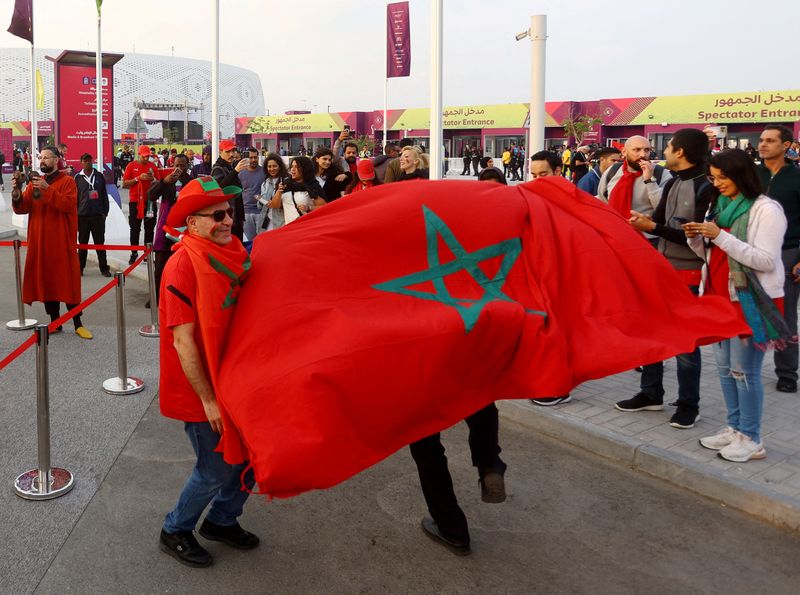 © Reuters. مشجعو المغرب يحتفلون قبل مباراة فريقهم أمام  البرتغال في بطولة كأس العالم لكرة القدم في قطر يوم 10 ديسمبر كانون الأول 2022. تصوير: ابراهيم العمري - رويترز.