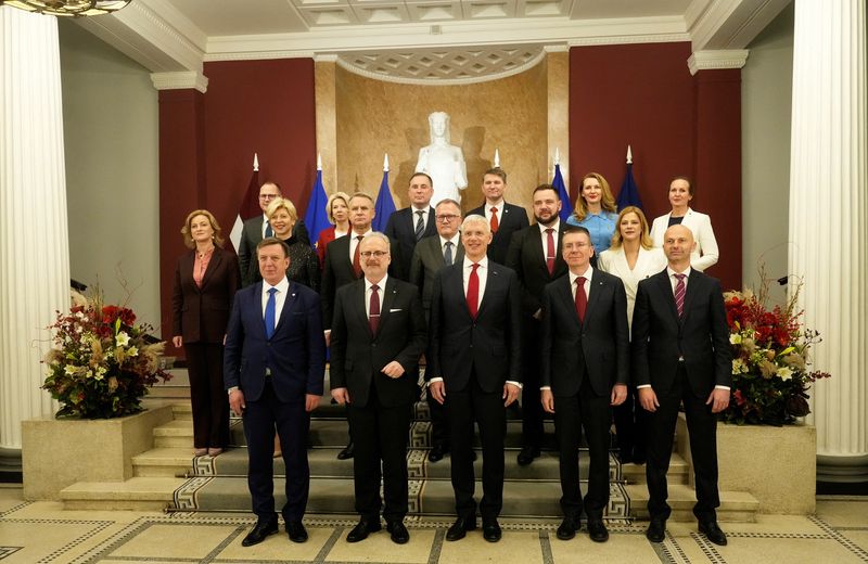 © Reuters. Latvian President Egils Levits, Latvian Prime Minister Krisjanis Karins and new government members pose for picture in Riga, Latvia, December 14, 2022. REUTERS/Ints Kalnins