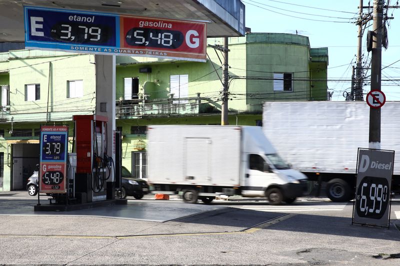 &copy; Reuters. Cartazes com preços do combustível em posto de gasolina em São Paulo
11 de julho de 2022
REUTERS/Carla Carniel