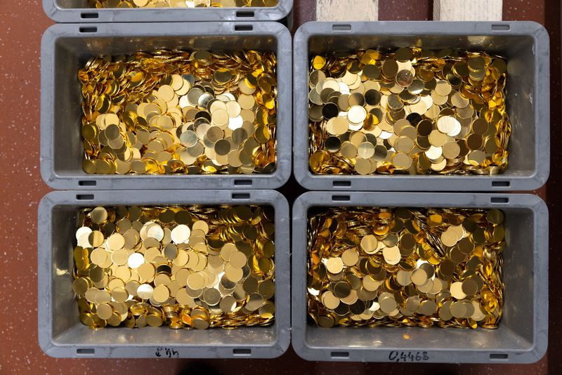 © Reuters. Gold coins are seen in the factory of the Austrian Mint in Vienna, Austria, December 13, 2022. REUTERS/Lisa Leutner