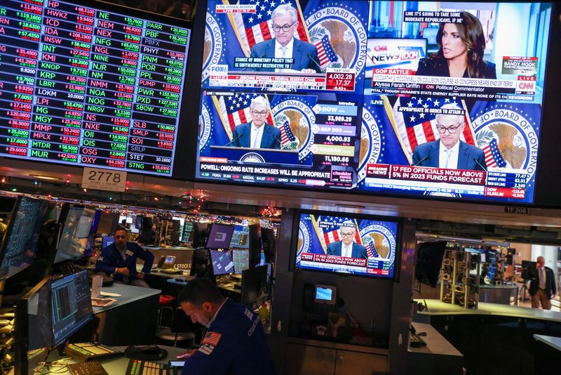 © Reuters. Screens on the trading floor at New York Stock Exchange (NYSE) display the Federal Reserve Chair Jerome Powell during a news conference after the Federal Reserve announced interest rates will raise half a percentage point, in New York City, U.S., December 14, 2022. REUTERS/Andrew Kelly