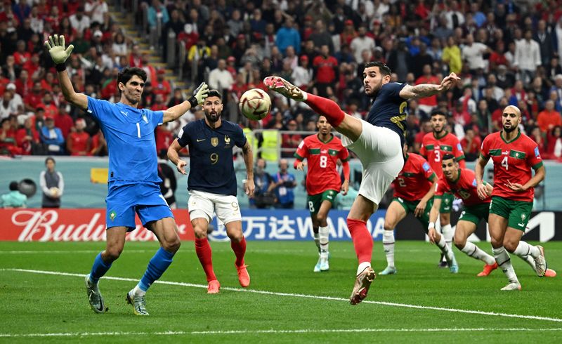 © Reuters. Dic 14, 2022 
Foto del miércoles del futbolista de Francia Theo Hernandez marcando el primer gol ante Marruecos 
 REUTERS/Dylan Martinez