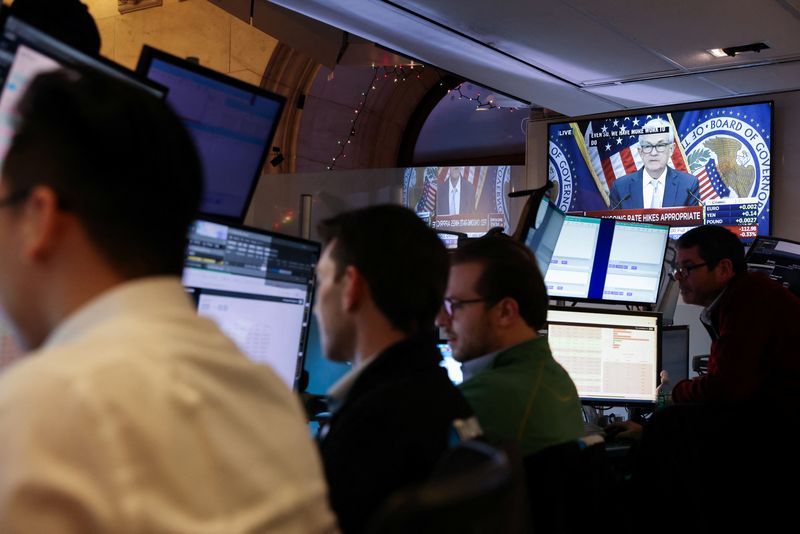 &copy; Reuters. Operadores acomapnham fala do presidente do Fed, Jerome Powell, pela televisão na Bolsa de Nova York
14/12/2022
REUTERS/Andrew Kelly