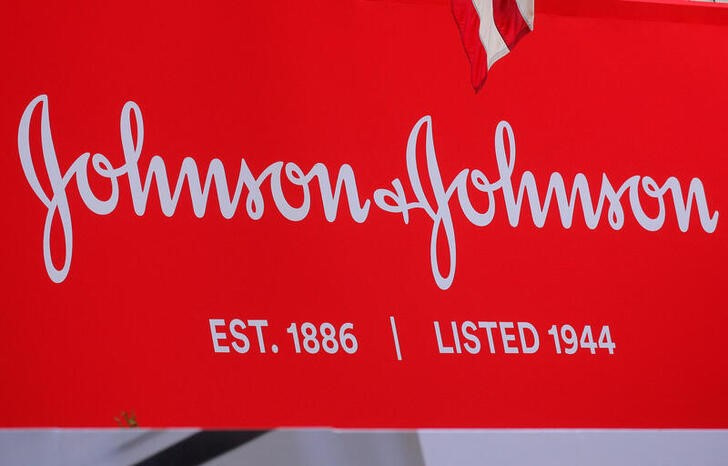 &copy; Reuters. Imagen de archivo del logo de Johnson & Johnson en la Bolsa de Nueva York, EEUU. 17 septiembre 2019. REUTERS/Brendan McDermid