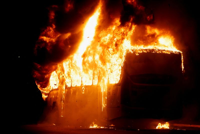 &copy; Reuters. Ônibus em chamas durante protesto de apoiadores de Bolsonaro em Brasília
12/12/2022
REUTERS/Adriano Machado