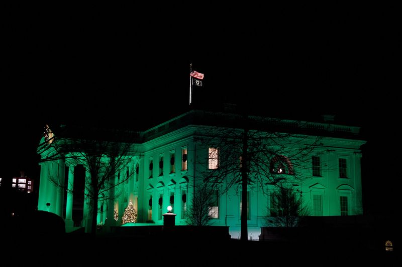 © Reuters. Green lights illuminate the White House on the 10th anniversary of the shooting at Sandy Hook Elementary School, in Washington, U.S., December 14, 2022. REUTERS/Elizabeth Frantz