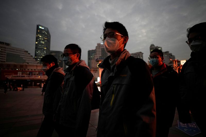 &copy; Reuters. أشخاص يضعون كمامات للوقاية من فيروس كورونا في شنغهاي يوم 13 ديسمبر كانون الأول 2022. تصوير: آلي سونج - رويترز. 