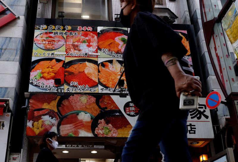 &copy; Reuters. 　１２月１５日、経済産業省が１５日に発表した１０月の第３次産業活動指数（季節調整済み、総合）は９９．９（２０１５年平均＝１００．０）で前月比プラス０．２％となり、２カ月ぶ