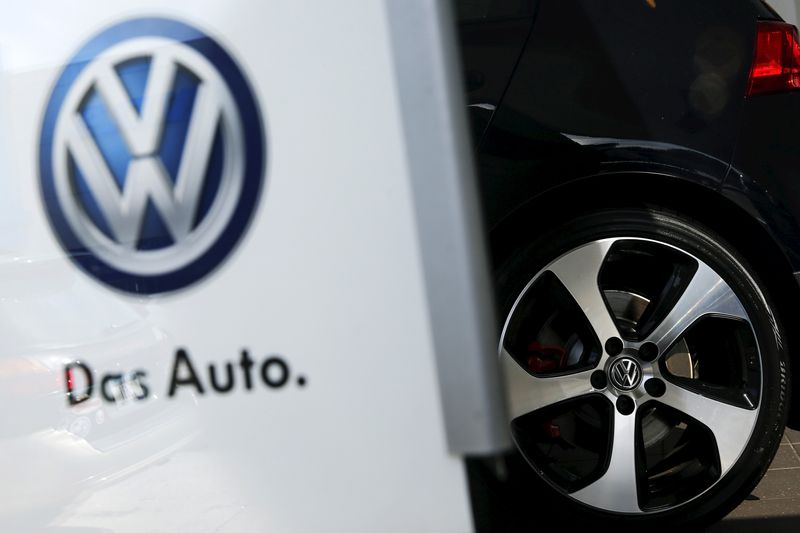 &copy; Reuters. FOTO DE ARCHIVO: La rueda de un automóvil VW en la sala de exposición de un concesionario de Volkswagen en el barrio de Queens de Nueva York, 21 de septiembre de 2015. REUTERS/Shannon Stapleton
