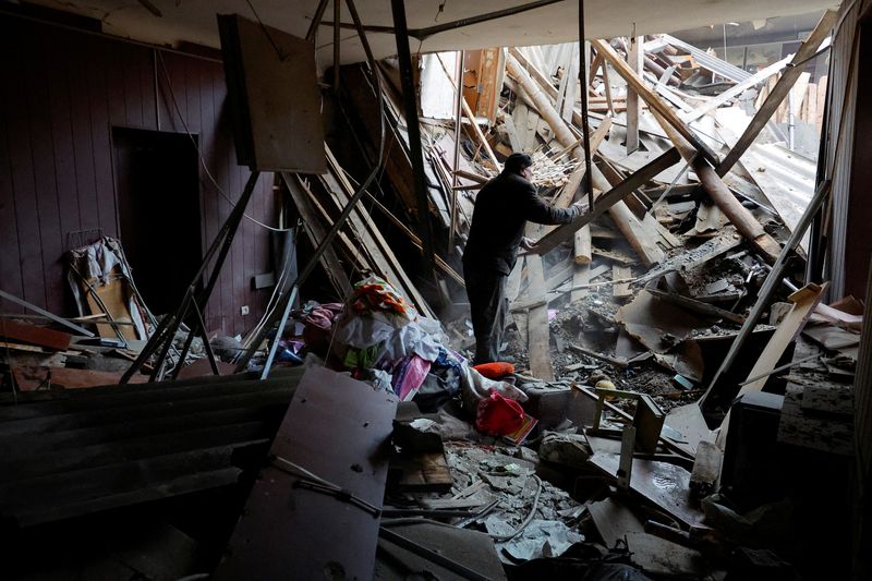 &copy; Reuters. مواطن يقف بين الحطام بينما يجمع متعلقاته داخل مبنى سكني تعرض لقصف كثيف بمنطقة دونيتسك في أوكرانيا يوم 13 ديسمبر كانون الأول 2022. تصوير: ألكسان