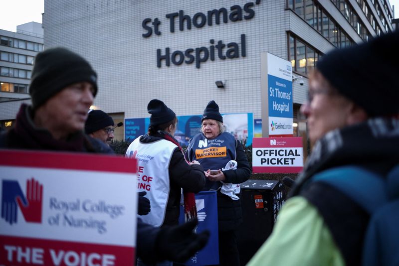 &copy; Reuters. NHS nurses take part in a strike, during a dispute with the government over pay, outside St Thomas' Hospital in London, Britain December 15, 2022. REUTERS/Henry Nicholls
