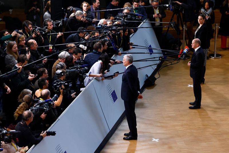 &copy; Reuters. German Chancellor Olaf Scholz and Lithuanian President Gitanas Nauseda attend a European Union leaders' summit in Brussels, Belgium December 15, 2022. REUTERS/Yves Herman