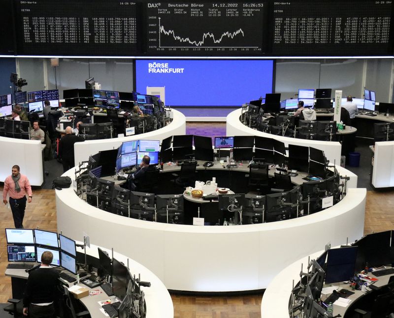 &copy; Reuters. شاشة تعرض بيانات عن مؤشر داكس الألماني في بورصة فرانكفورت يوم الأربعاء في صورة لرويترز.