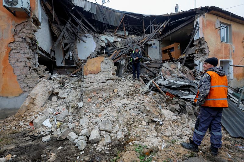 &copy; Reuters. Des ouvriers enlèvent les débris d'un bâtiment résidentiel endommagé par un bombardement à Horlivka (Gorlovka) dans la région ukrainienne de Donetsk, contrôlée par la Russie. /Photo prise le 13 décembre 2022/REUTERS/Alexander Ermochenko