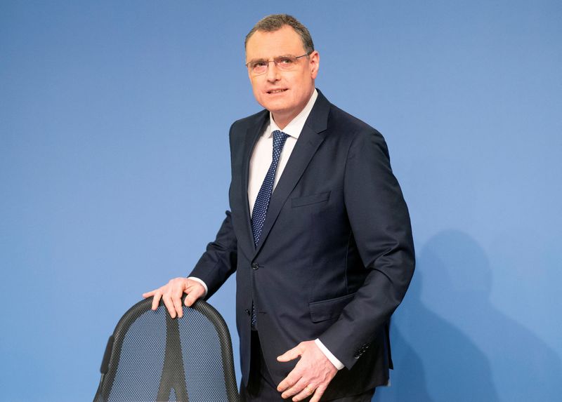 © Reuters. Chairman Thomas Jordan of the Swiss National Bank (SNB) looks on as he attends a news conference in Bern, Switzerland December 15, 2022. REUTERS/Arnd Wiegmann