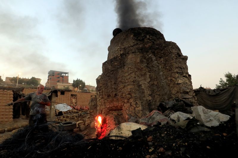 &copy; Reuters. عامل فخار يشعل فرن الطمي في قرية النزلة في محافظة الفيوم جنوب غرب القاهرة - صورة من أرشيف رويترز.