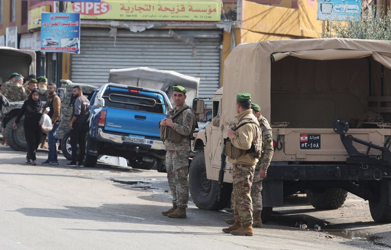 &copy; Reuters. أفراد بالجيش اللبناني يقومون بتأمين منطقة في بلدة العقابية بجنوب لبنان يوم الخميس. تصوير: عزيز طاهر - رويترز.