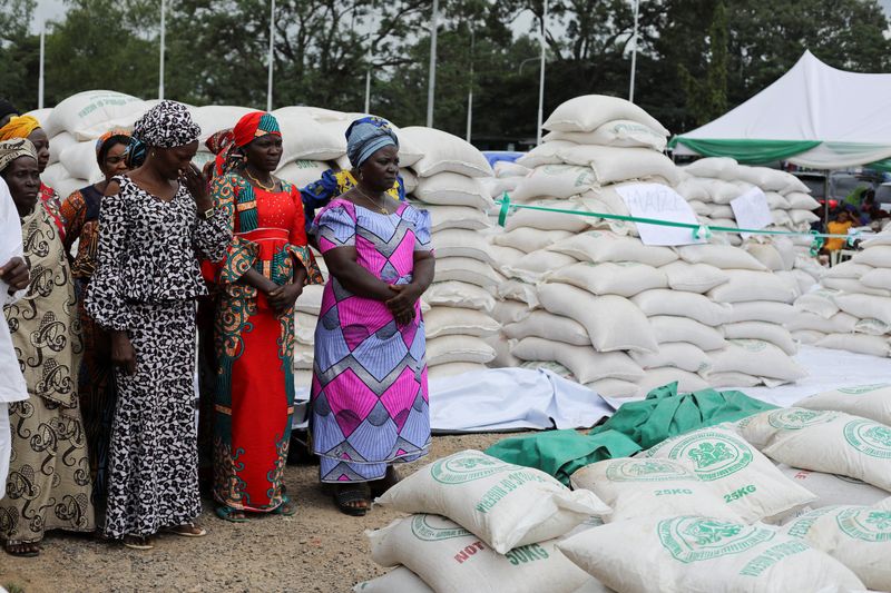 &copy; Reuters. FILE PHOTO: Indigent groups in the Federal Capital Territory attend the distribution of food items by the government to cushion the high cost of living in Abuja, Nigeria, September 20, 2022. REUTERS/Afolabi Sotunde