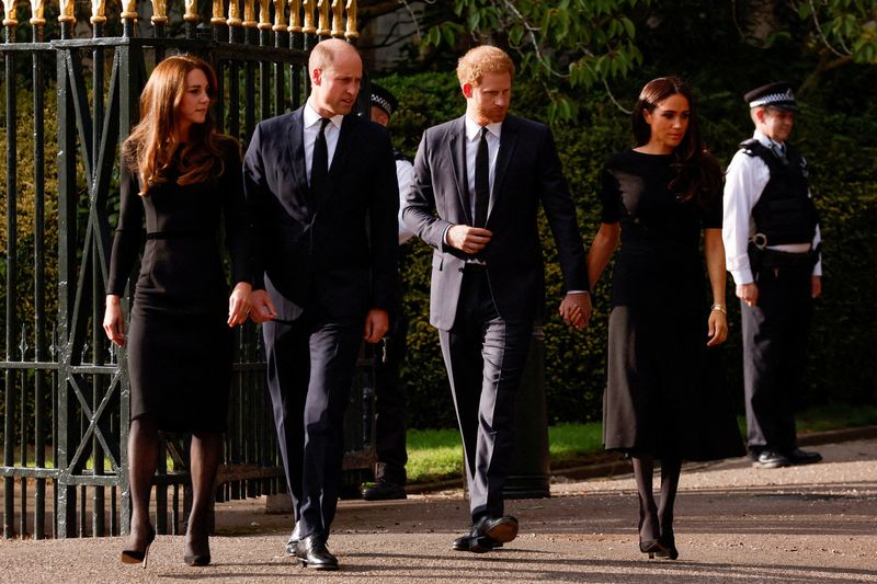 © Reuters. FILE PHOTO: Britain's William, Prince of Wales, Catherine, Princess of Wales, Britain's Prince Harry and Meghan, the Duchess of Sussex, walk outside Windsor Castle, following the passing of Britain's Queen Elizabeth, in Windsor, Britain, September 10, 2022.       REUTERS/Andrew Couldridge