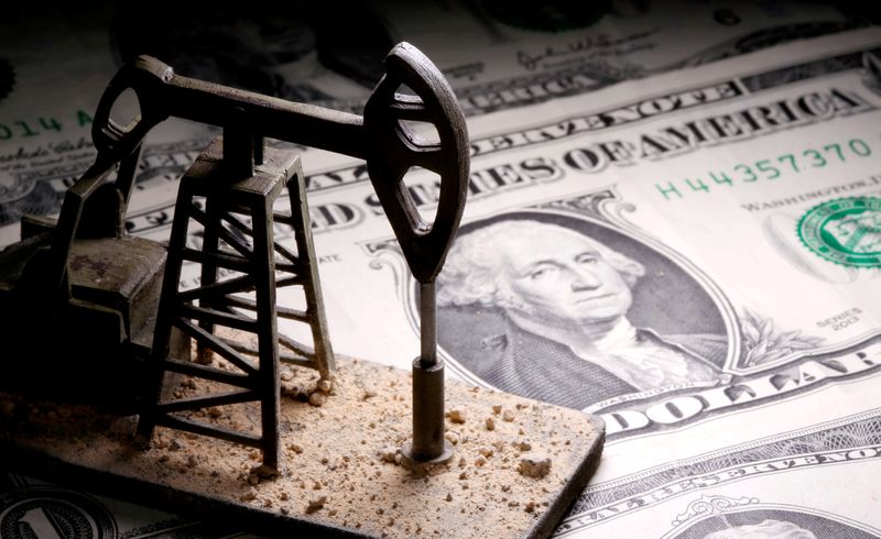 &copy; Reuters. Una miniatura di una pompa petrolifera sopra a una banconota da un dollaro statunitense. REUTERS/Dado Ruvic/