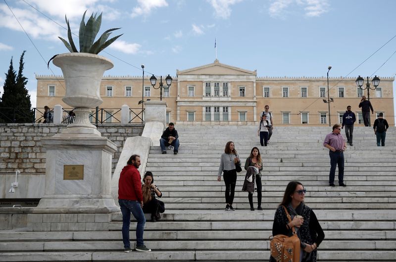 &copy; Reuters. FILE PHOTO: People make their way on the main Syntagma square with the parliament building seen in the background in Athens, Greece, November 21, 2018. REUTERS/Costas Baltas