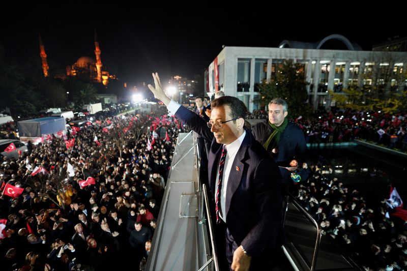 Thousands protest against Istanbul mayor's sentencing