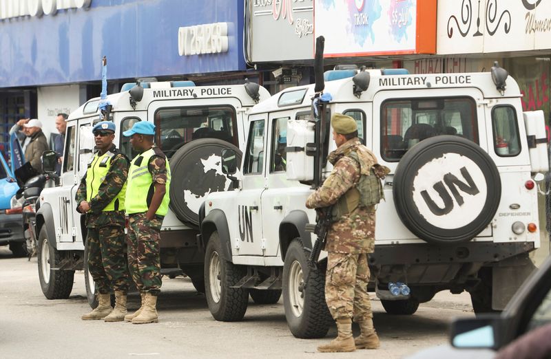 © Reuters. أفراد بالجيش اللبناني وقوات حفظ السلام التابعة للأمم المتحدة في لبنان (يونيفيل) يقفون إلى جانب عربات قوات حفظ السلام في بلدة العقابية جنوب لبنان يوم الخميس. تصوير: عزيز طاهر - رويترز.
