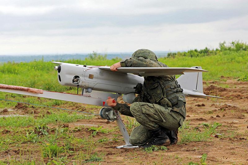 © Reuters. An undated handout image of a Orlan 10 unmanned aerial vehicle (UAV) published by the Russian Defence Ministry.  Russian Defence Ministry/Handout via REUTERS