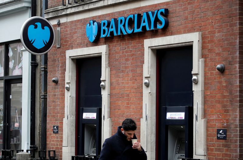 &copy; Reuters. أحد فروع بنك باركليز في لندن يوم 23 فبراير شباط 2022. تصوير: بيتر نيكولز – رويترز.