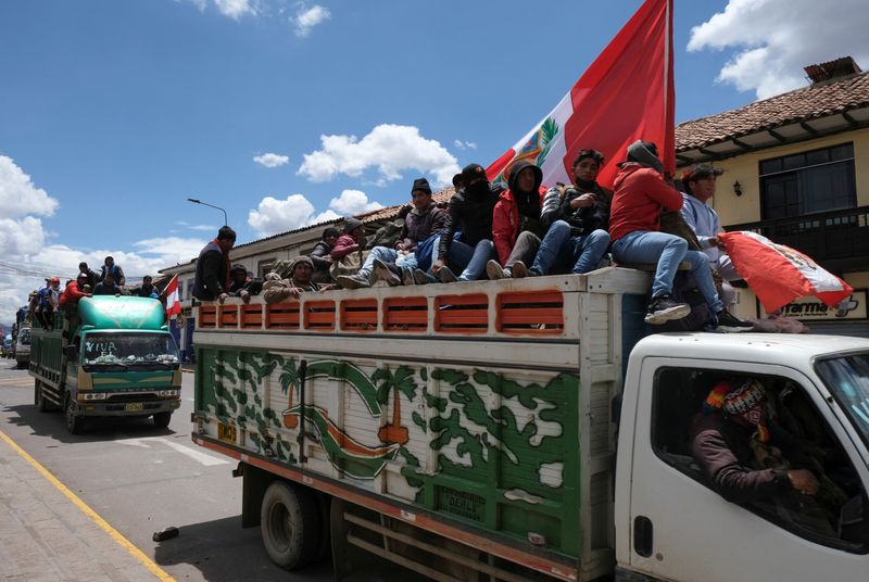 &copy; Reuters. Manifestantes dirigem caminhão em Cuzco, no Peru
14/12/2022 REUTERS/Alejandra Orosco 